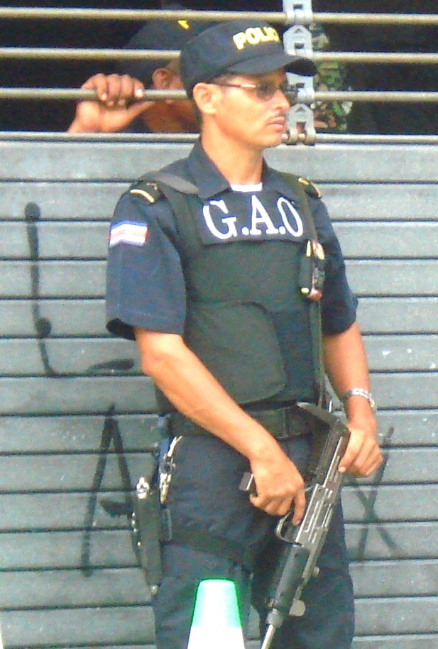La Fuerza Pública armada fuera de la oficina da SINRAJAP en mayo.