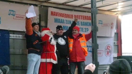 Santa supports Rotterdam dockworkers